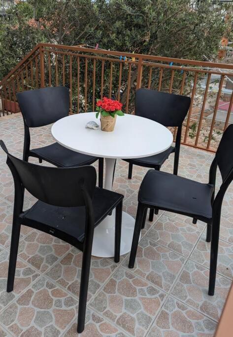 Zeezicht Appartement 50M From Beach Srima Exterior photo