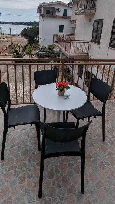 Zeezicht Appartement 50M From Beach Srima Exterior photo