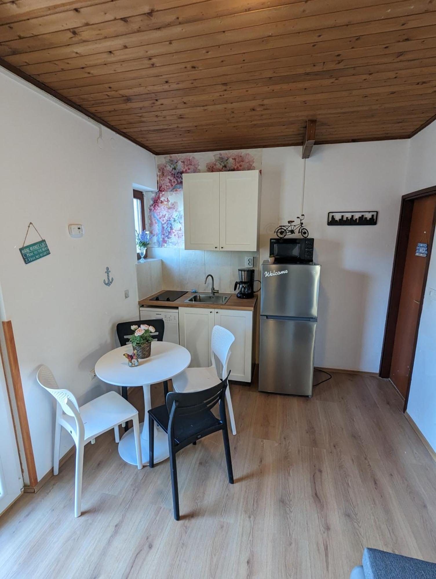Zeezicht Appartement 50M From Beach Srima Exterior photo